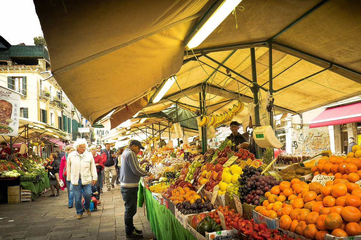 Immagine di un mercato all'aperto