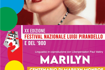 Primo piano di Marilyn Monroe su sfondo rosso con cerchi colorati e loghi istituzionali.